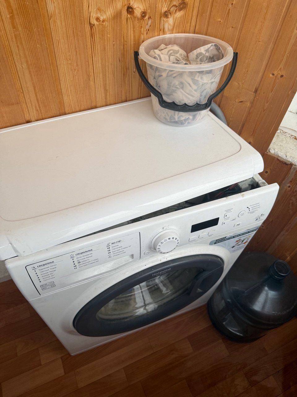 Hotpoint-Ariston на балконе со снятой верхней крышкой — ремонт стиральной машины