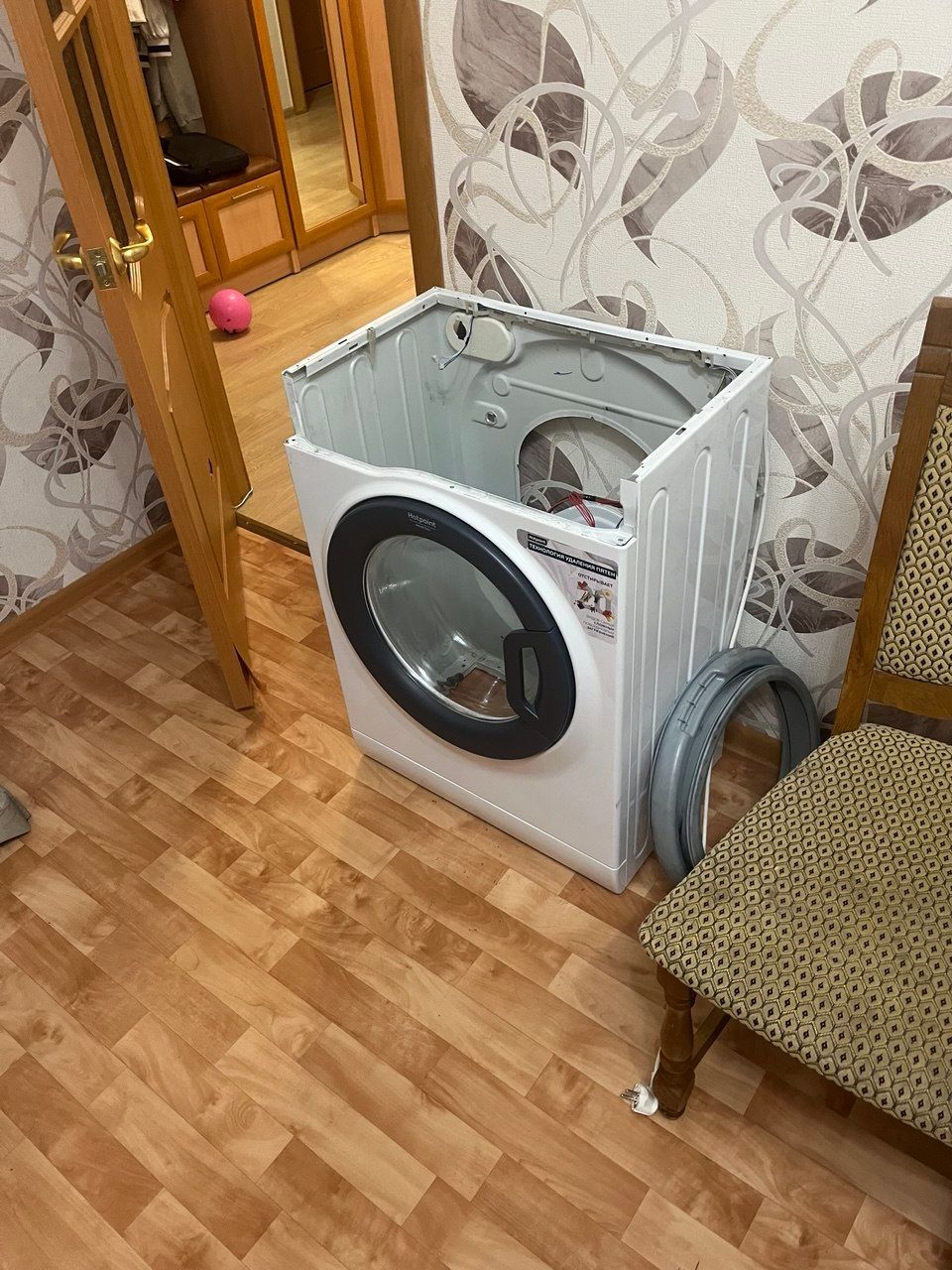 Стиральная машина Hotpoint-Ariston со снятой крышкой и манжетой люка — ремонт в Кизляре