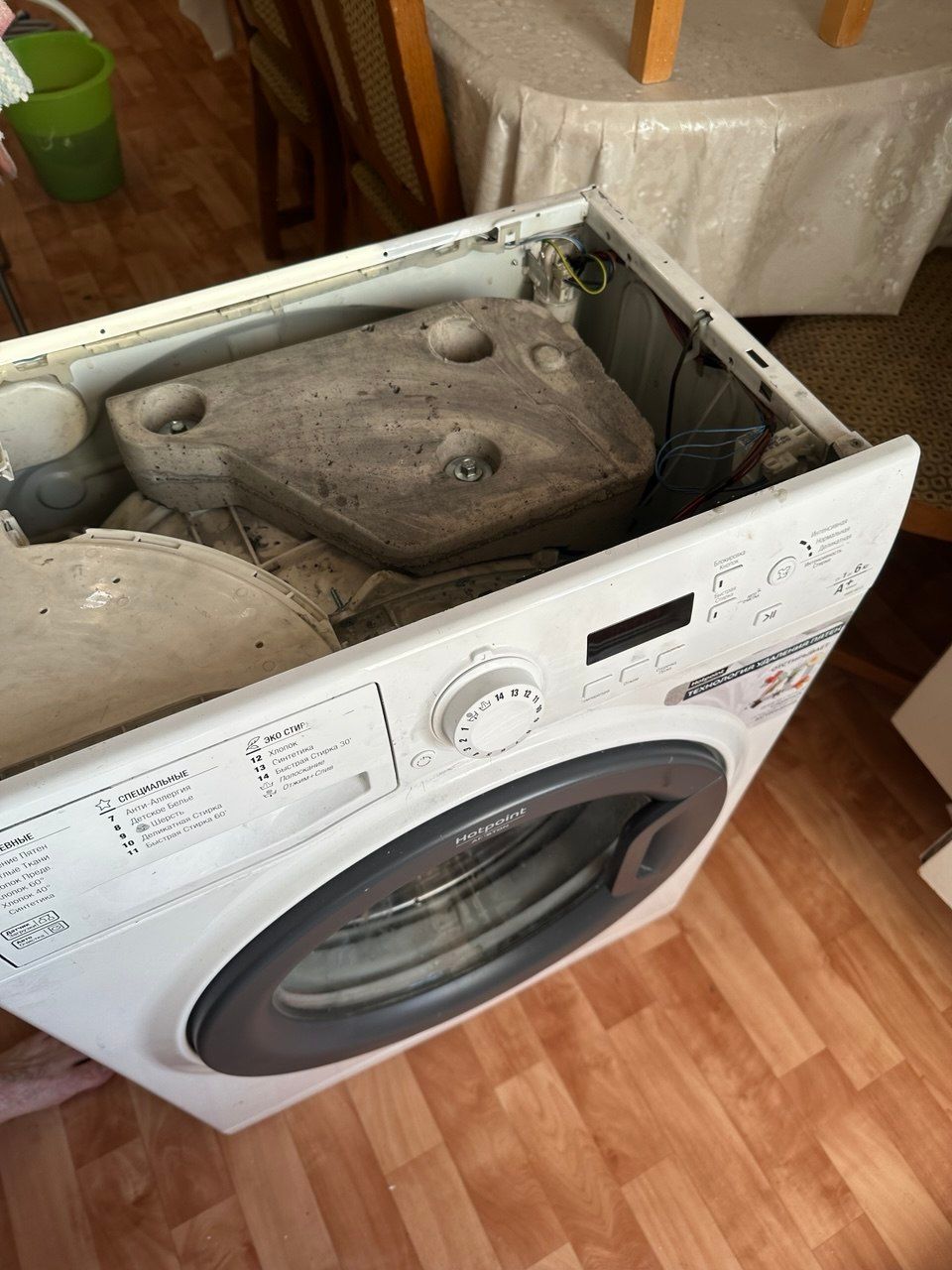 Hotpoint-Ariston без верхней крышки, виден противовес и бак — ремонт стиральной машины на дому
