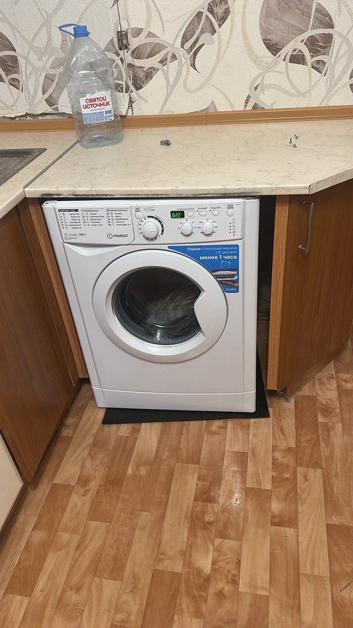 Стиральная машина Indesit под кухонной столешницей — ремонт на дому в Кизляре